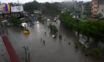 Numri i viktimave nga reshjet monsune në Pakistan ka arritur pothuajse një mijë