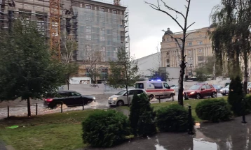 Automobila dhe njerëz të bllokuar pas motit të ligë në Shkup (video)