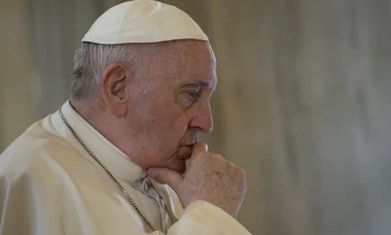 Papa e dënoi luftën dhe bëri thirrje për paqe