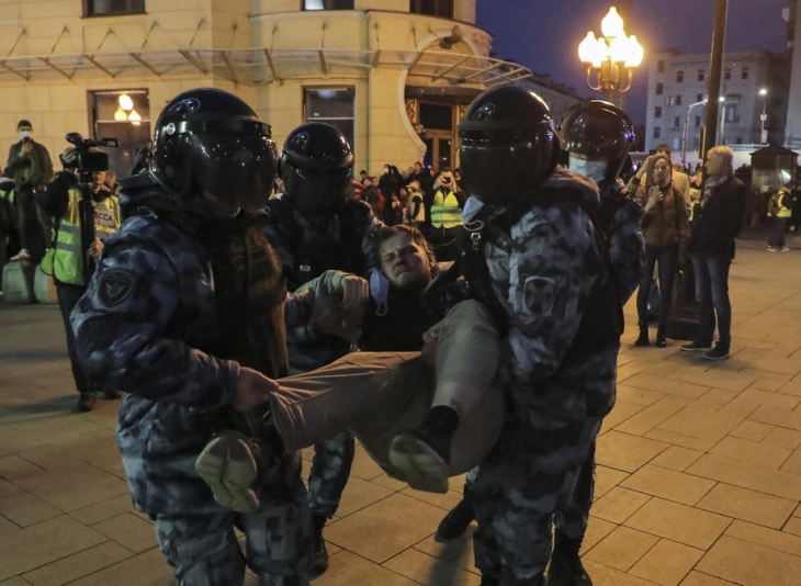 Në Rusi janë arrestuar mbi njëqind protestues