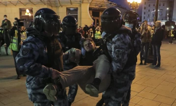 Në Rusi janë arrestuar mbi njëqind protestues