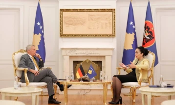 Vjosa Osmani kërkon nga ambasadorët e BE-së të mos ketë kritere të reja për liberalizimin e vizave për Kosovën