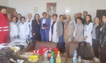 Biznesmeni dhe filantropisti Ibrahim Kolari i dhuroi Ndihmës së Shpejtë në Dibër një komplet uniformash