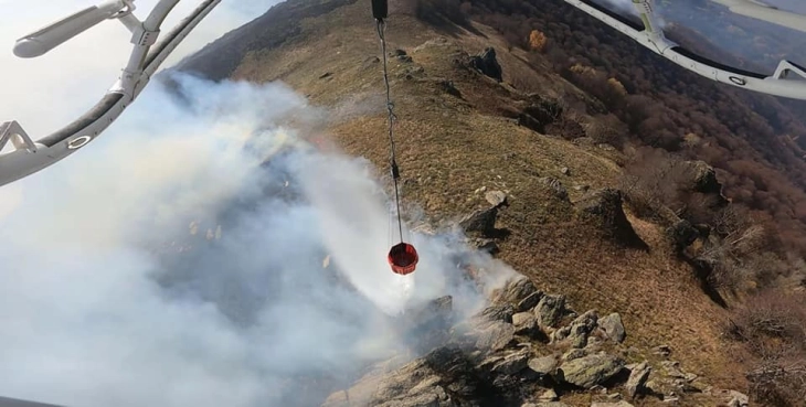 Një helikopter i MPB-së po e shuan zjarrin afër malit Pesjak