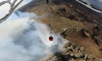 Një helikopter i MPB-së po e shuan zjarrin afër malit Pesjak