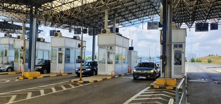 Bochvarski, Momirović hand out e-toll cards to citizens of Serbia at Tabanovce border crossing