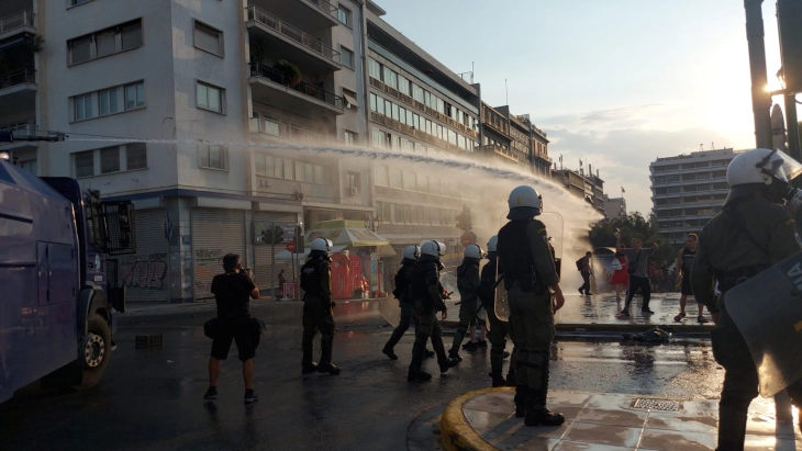 Police in Athens use tear gas against vaccination opponents