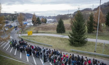 Slovenia to extend anti-migrant fencing along border with Croatia