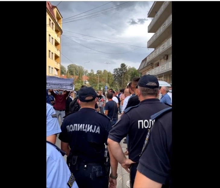 Four police officers injured during protests in Tetovo