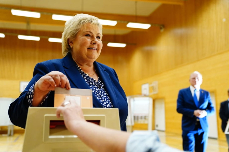 Norwegian Prime Minister Solberg submits resignation