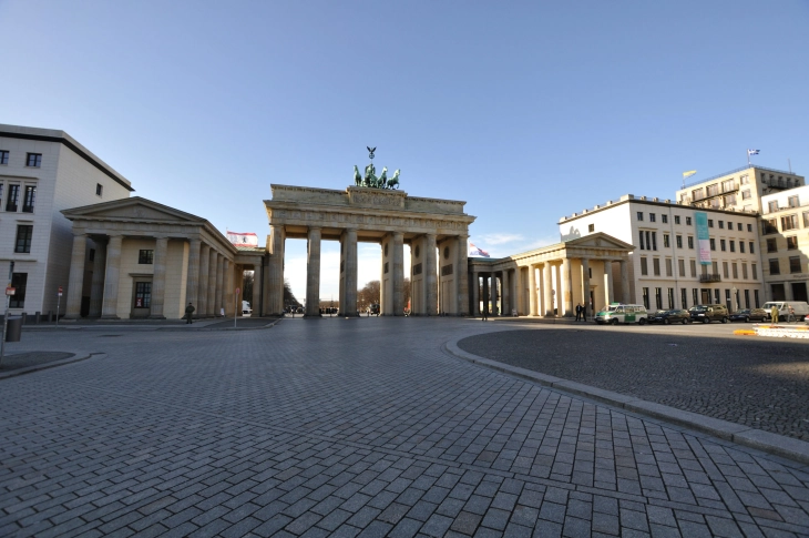 Russian diplomats told to leave Berlin after Moscow tied to murder