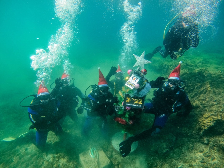 Divers decorate New Year’s tree in Lake Ohrid