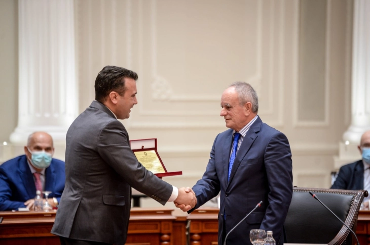 Zaev awards plaques of gratitude to MPs of the first multiparty composition of the Assembly