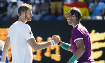 Australian Open: Nadal stays on track in Melbourne