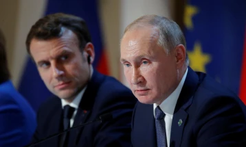 Macron goes back to Ukraine's Zelensky after speaking with Putin