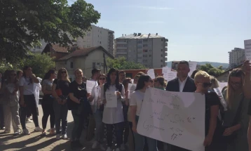 Kosovo healthcare workers: “Respond to us by 4 pm – at 5 pm our German class starts