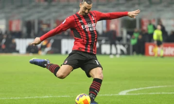 Zlatan Ibrahimovic signs new one-year contract to stay at AC Milan