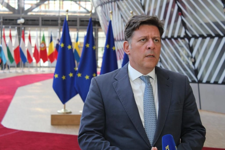 Varvitsiotis: Very important day for EU, we’ll work together for our common future