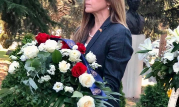 U.S. Ambassador Byrnes lays flowers at ASNOM Memorial Center