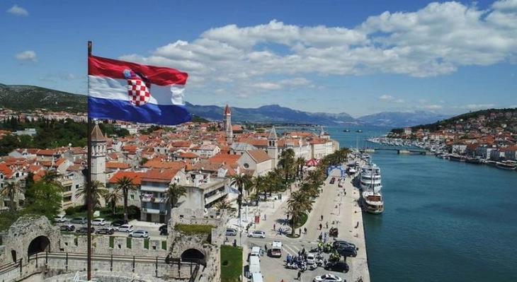 Fire on Croatian island threatens popular beach clubs