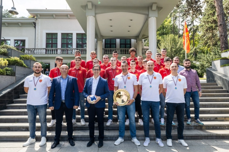 Pendarovski meets Junior Handball Team after 2022 EHF win