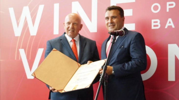Economic Chamber presents Grand Plaque to ex-PM Zaev for contribution in regional business integration