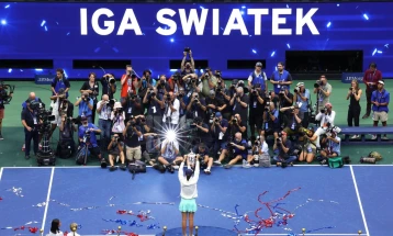 Swiatek 'proud' of mental fortitude after straight-sets final triumph