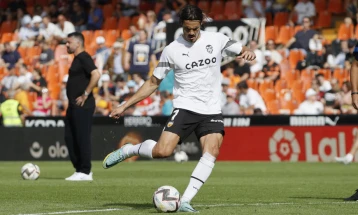 Cavani breaks his Valencia duck and joins elite South American group