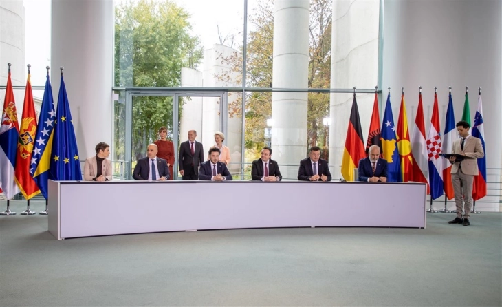 Western Balkans leaders sign agreements on increased mobility