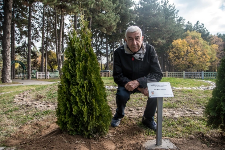 Новинарот Петар Ставрев засади дрвце во алејата на добитници на наградата за животно дело