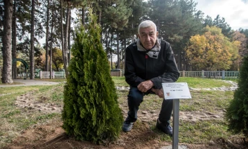 Новинарот Петар Ставрев засади дрвце во алејата на добитници на наградата за животно дело