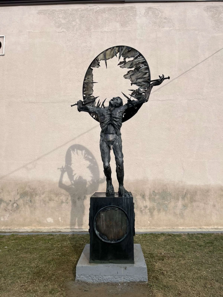 Скулптура направена од железо од отпад поставена во центарот на Босилово