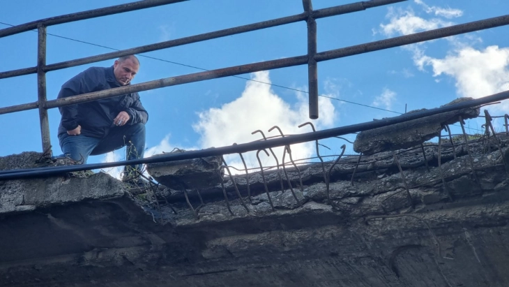 ЦУК: Опасност од мост надвозник кај Визбегово, Скопско (видео)