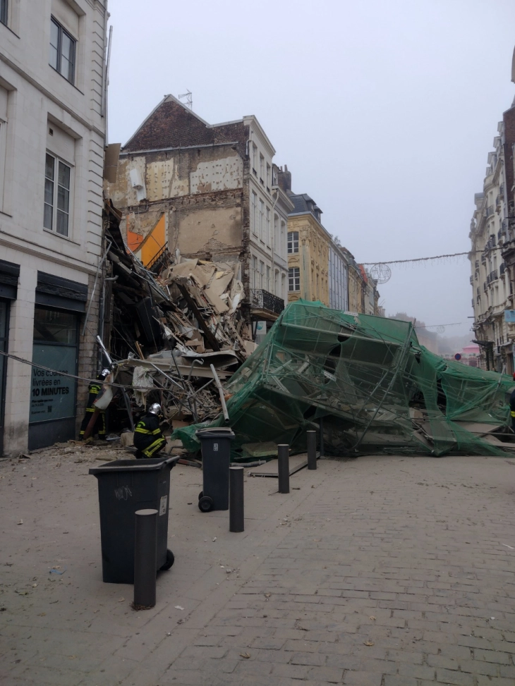 Две згради се урнаа во центарот на францускиот град Лил, нема жртви (ДПЛ)