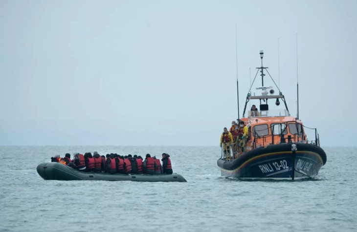 Илјада мигранти викендов го преминаа Каналот Ла Манш, спасени уште неколку стотици