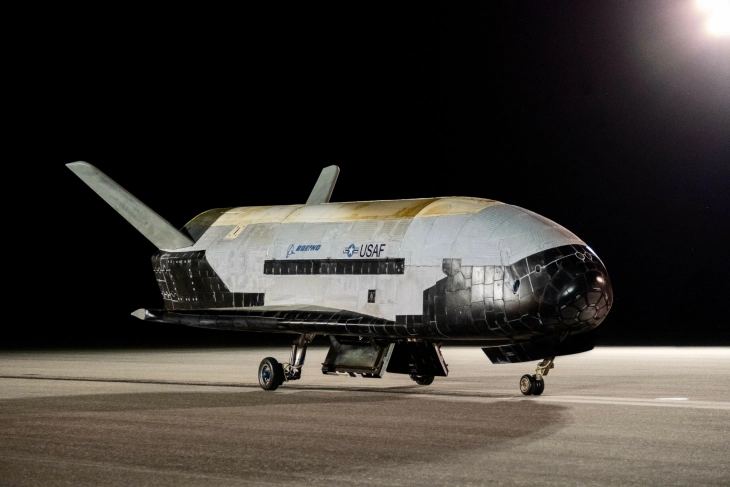 Вселенскиот авион „X-37B“ се врати на Земјата по рекордни 908 дена во вселената