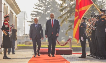 Ковачевски со највисоки државни и воени почести го пречека Рама пред Владата