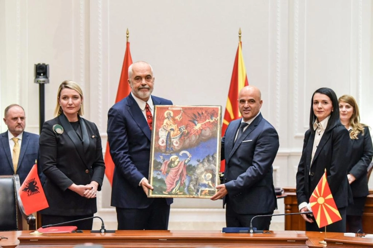 Костадиновска-Стојчевска: Со потпишаниот Договор со Албанија, 20 икони се враќаат назад во земјава
