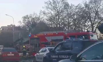 Запалено возило во Автокоманда, отежнат сообраќајот за излез од Скопје
