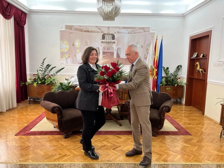 Честитка за златниот медал на Оливера Наковска Бикова од градоначалникот Тони Коњановски