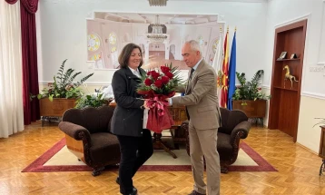 Честитка за златниот медал на Оливера Наковска Бикова од градоначалникот Тони Коњановски