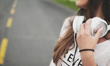 Милијарда млади луѓе би можеле да го изгубат слухот поради прегласна музика од слушалките
