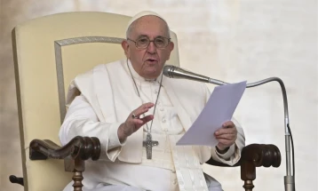 Папата Франциск повика на побрзо запирање на војната во Украина