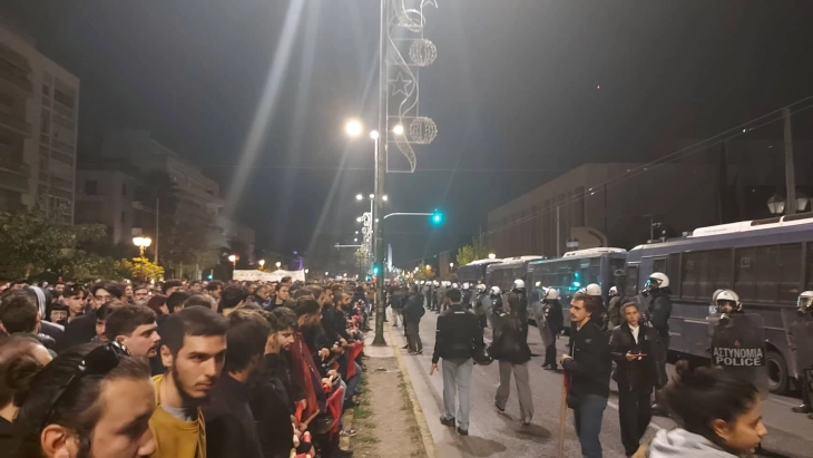 Мирно и масовно во Атина одбележана 49-годишнината од студентскиот бунт против хунтата