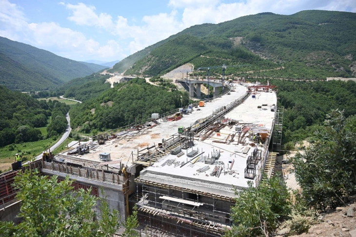 Бочварски: На автопатот Кичево - Охрид завршени над 72 проценти од градежните работи