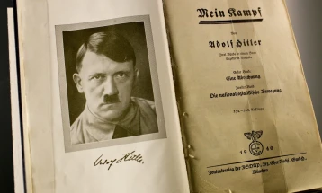 Нацистичката „Mein Kampf“ во реклама како „совршен божиќен подарок“