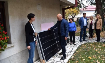 Премиерот Ковачевски посети семејство во Охрид кое користи струја од фотоволтаици