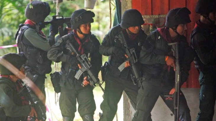 Најмалку еден човек загина при напад врз полициски комплекс во Тајланд