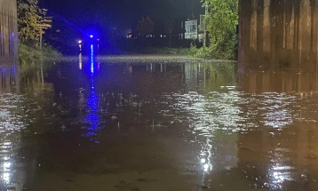 Интензивниот дожд поплави улици и локални патишта во Тетово