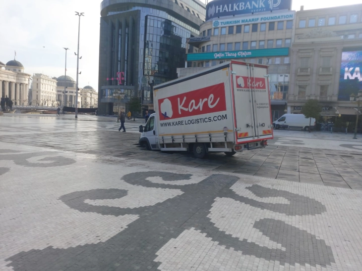 Камионот неовластено влегол на плоштадот „Македонија“, возачот приведен